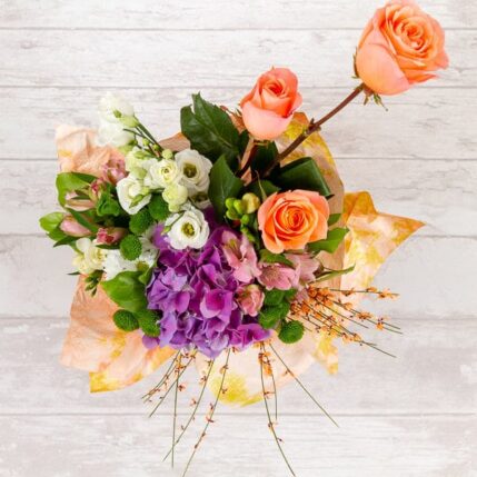 Buchet "Surprise”-buchet surprise trandafiri hortensia yokko frezii ginster 2