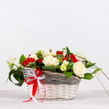 Coș Fantasy-cos cu flori fantasy trandafiri miniroze frezii crizanteme