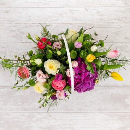 Coș Lovely-cos cu flori lovely trandafiri hortensia lalele eustoma ranunculus yokko 2