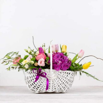 Coș Lovely-cos cu flori lovely trandafiri hortensia lalele eustoma ranunculus yokko